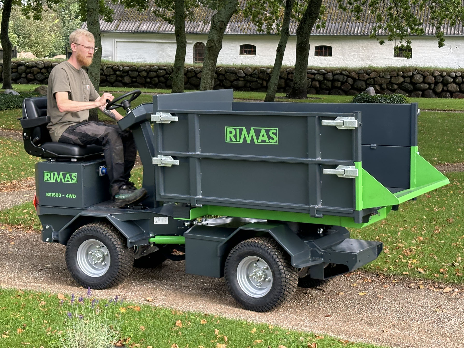 Rimas BS1500 kører på grussti med drejelad