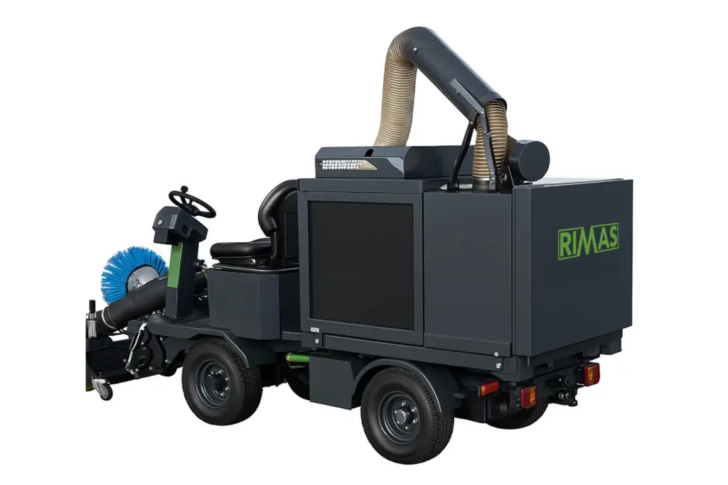 Rimas FS 1500E mit angebautem Laubsauger vor freigestelltem Hintergrund