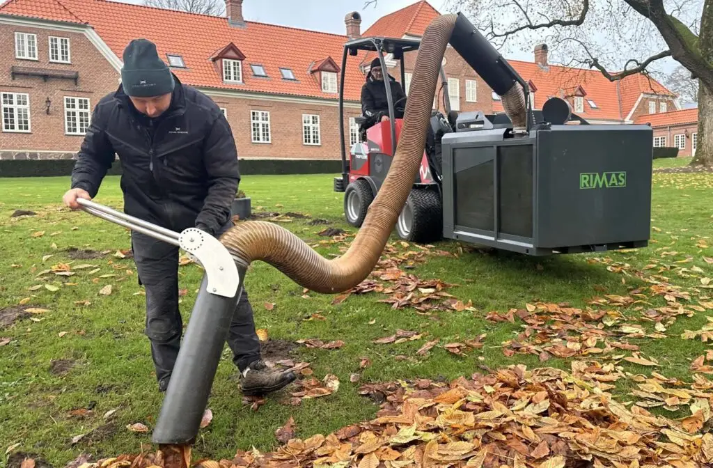 Rimas Laubsauger saugt Blätter vom Rasen