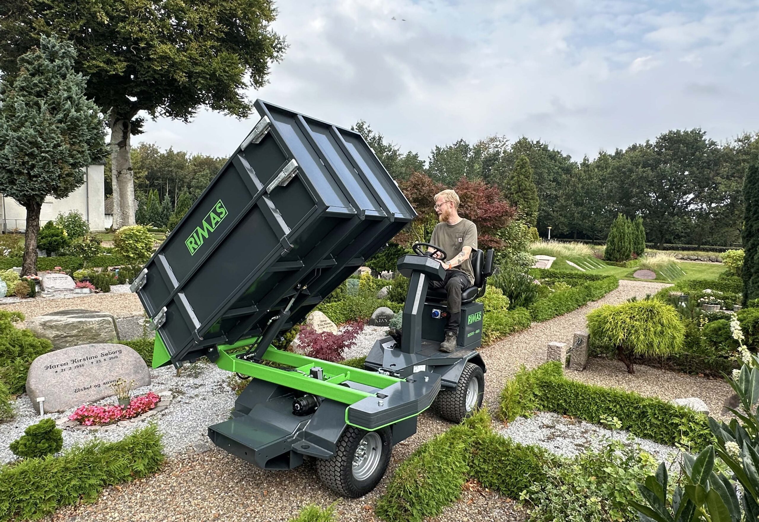Rimas BS med drejelad tipper på kirkegård_2