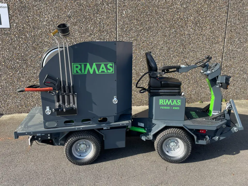 Rimas varmtvandsanlæg monteret på Rimas FS 1500E redskabsbærer fra siden